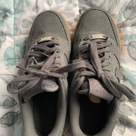 Nike Womens WMNS Air Force 1  ‘07 SUEDE - Picture 4 of 5